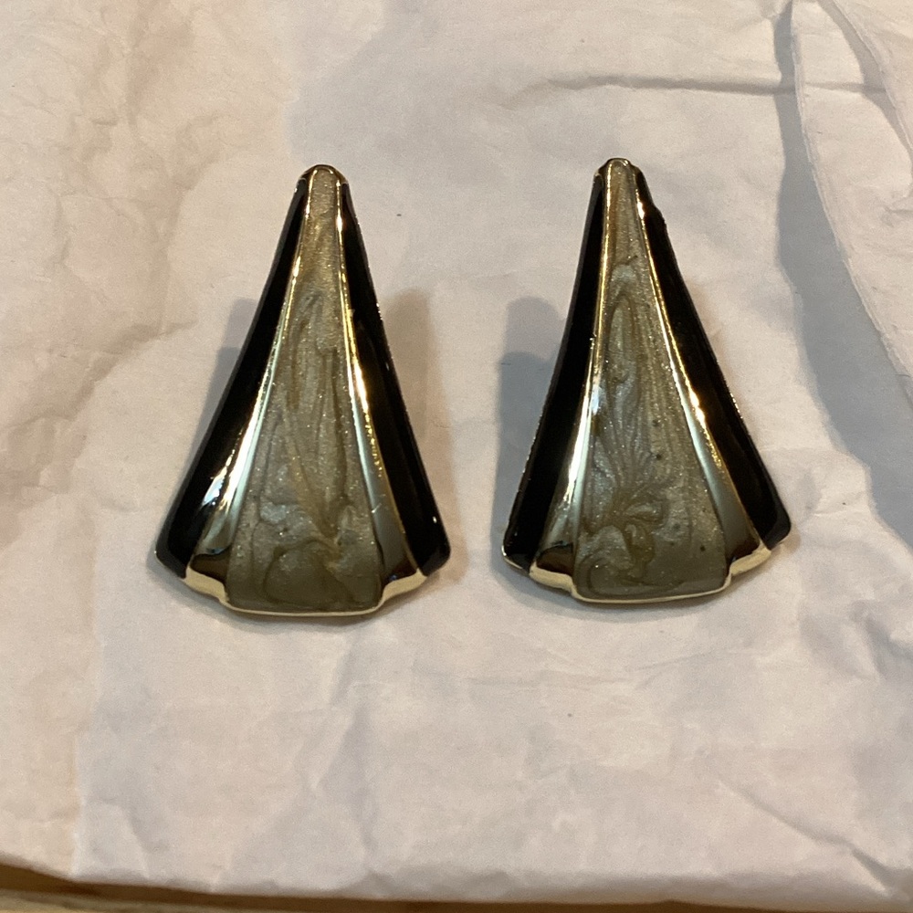 Vintage Black and gold tone clip on Earrings